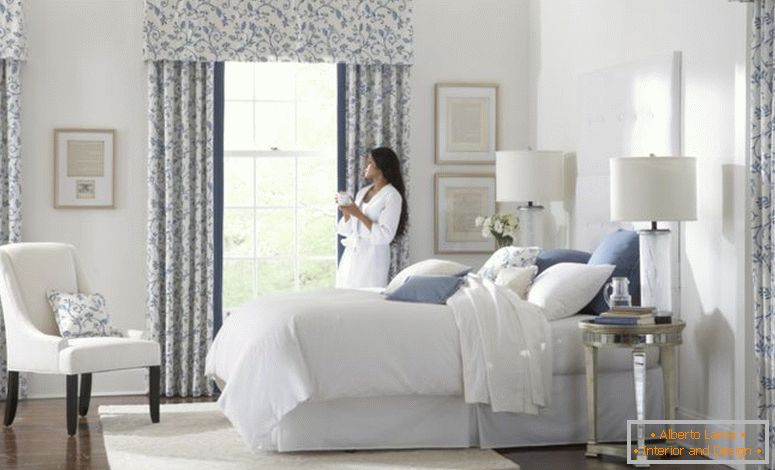 lepo-belo-modro-steklo-moderno-zasnovo-okno-zavese-spalnica-ideje-cvet-motiv-valance-vintage-zavesa-biti opremljeni-dvojno noč svetilka-bela-pokrov-postelja-vzmetnice-les- tla-v-spalnica-kot-dobro-kot-curta