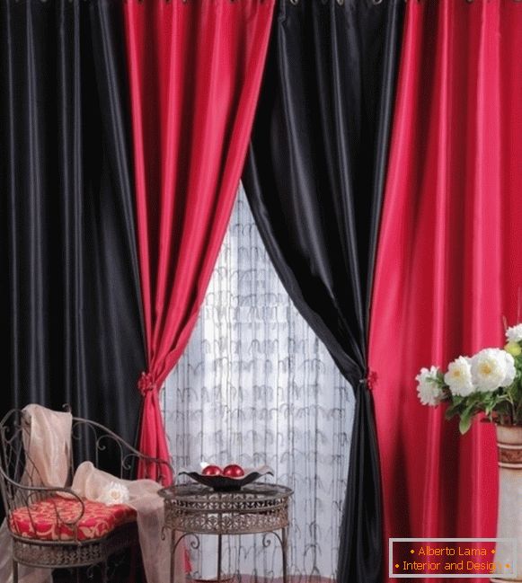 Черные и красные шторы длJaz зала на люверсах - фото