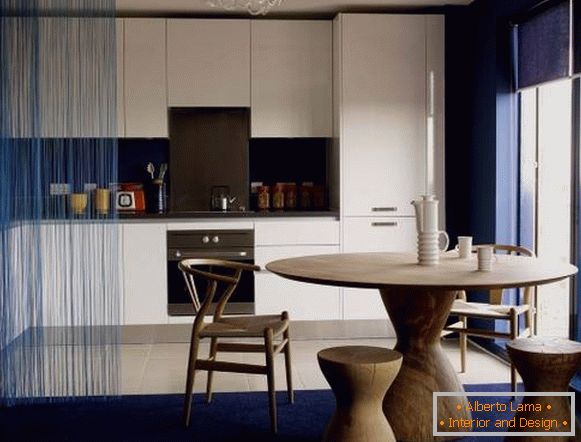 Modra zavesa muslin v notranjosti kuhinje