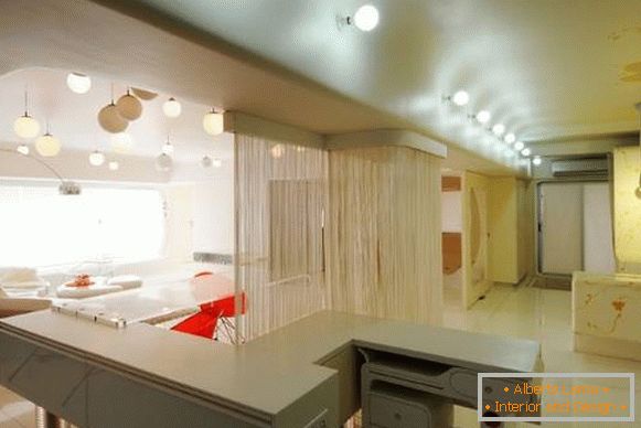 Kremne zavese muslin - fotografija v notranjosti kuhinje v dnevni sobi