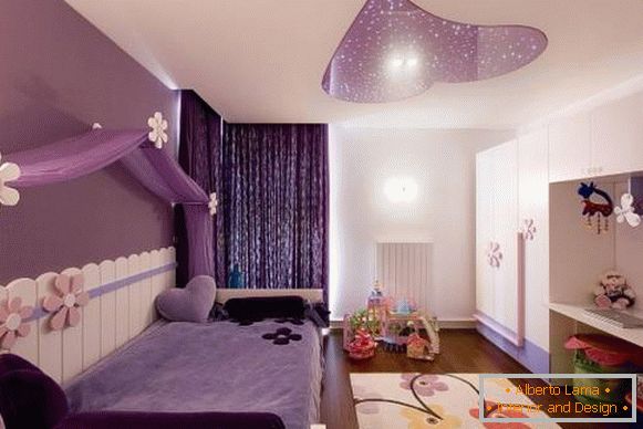 Lilac zavese niti v notranjosti - fotografija najstniške sobe