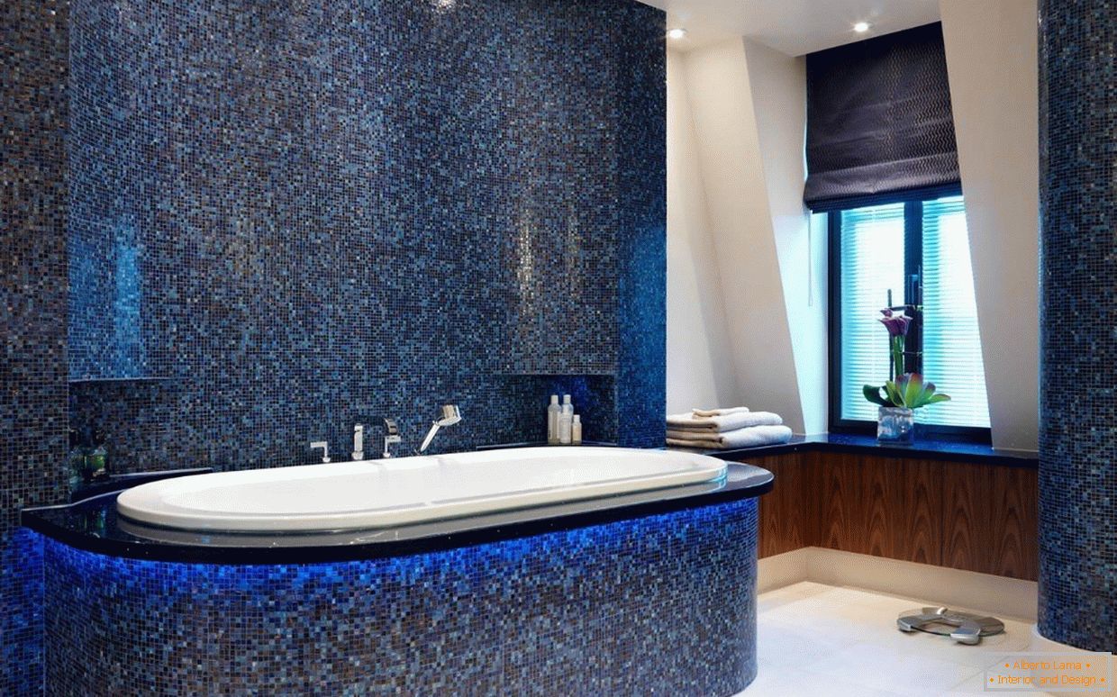 Temno modri mozaik v kopalnici
