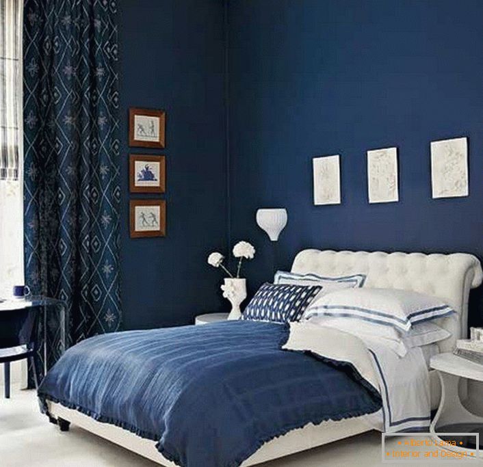 Modre stene in zavese v spalnici
