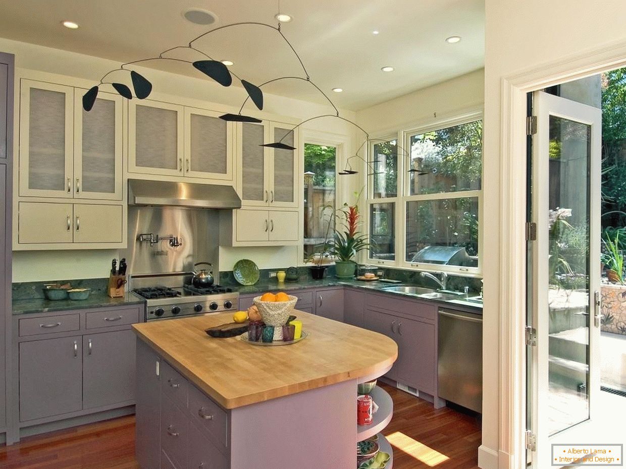 Lilac in bele fasade v kuhinji