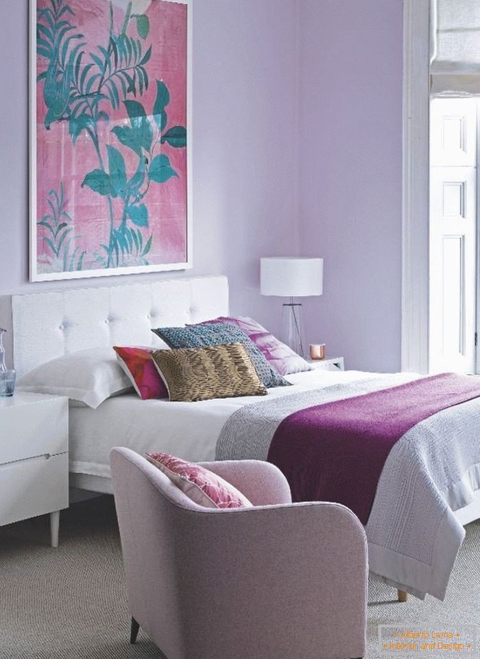 Udobna spalnica v barvi lila