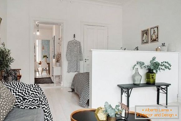 Pregrada med dnevno sobo in spalnico v stanovanju v skandinavskem slogu