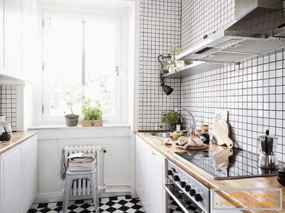 Mala kuhinja v apartmaju v skandinavskem stilu