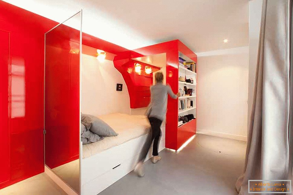 Zložljiva spalnica v beli in rdeči barvi