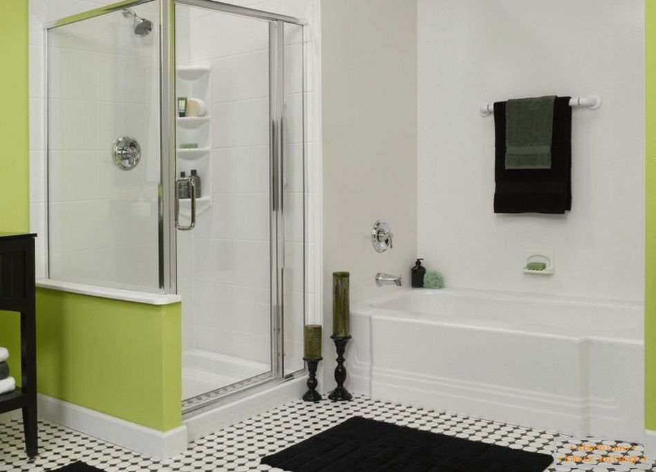Črna in bela kopalnica z zeleno