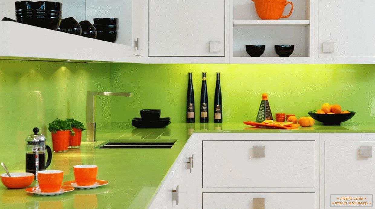 Zeleni predpasnik in mizica v beli kuhinji