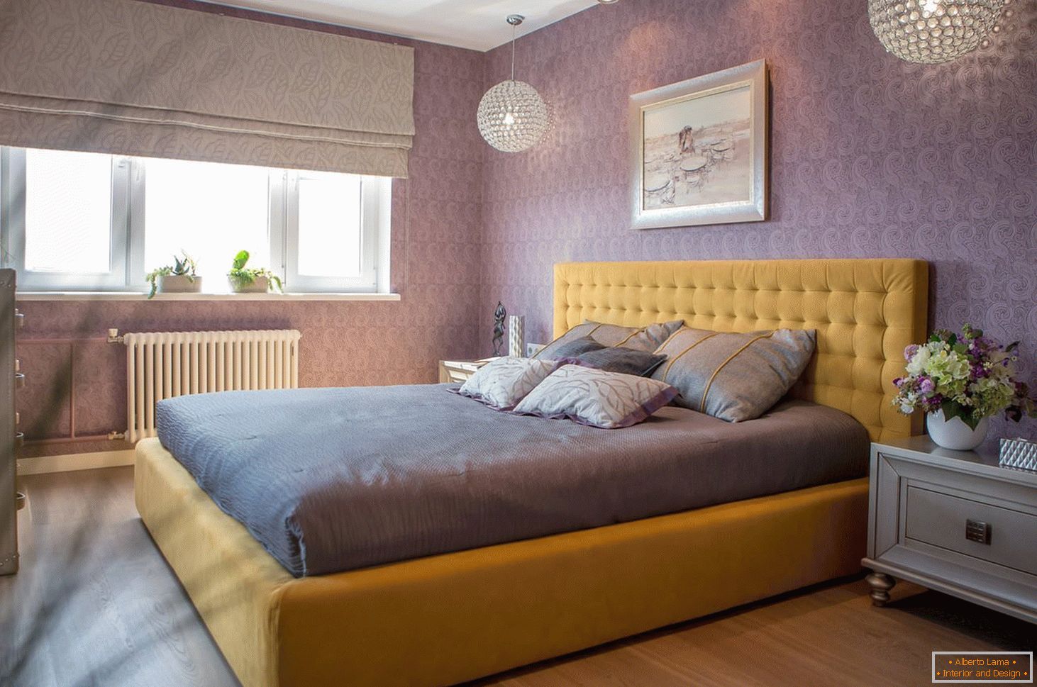 Rumena postelja v vijolični notranjosti