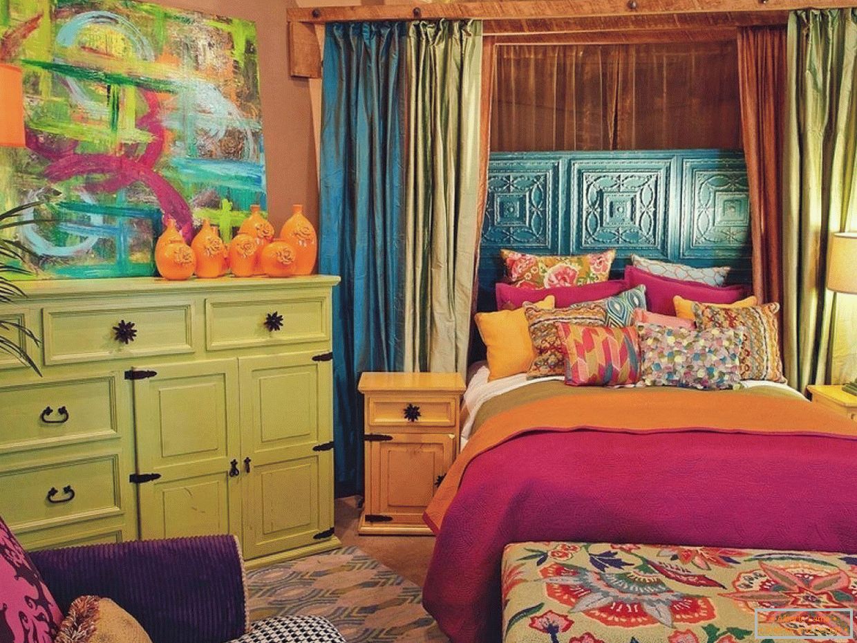 Notranjost spalnice v svetle barve