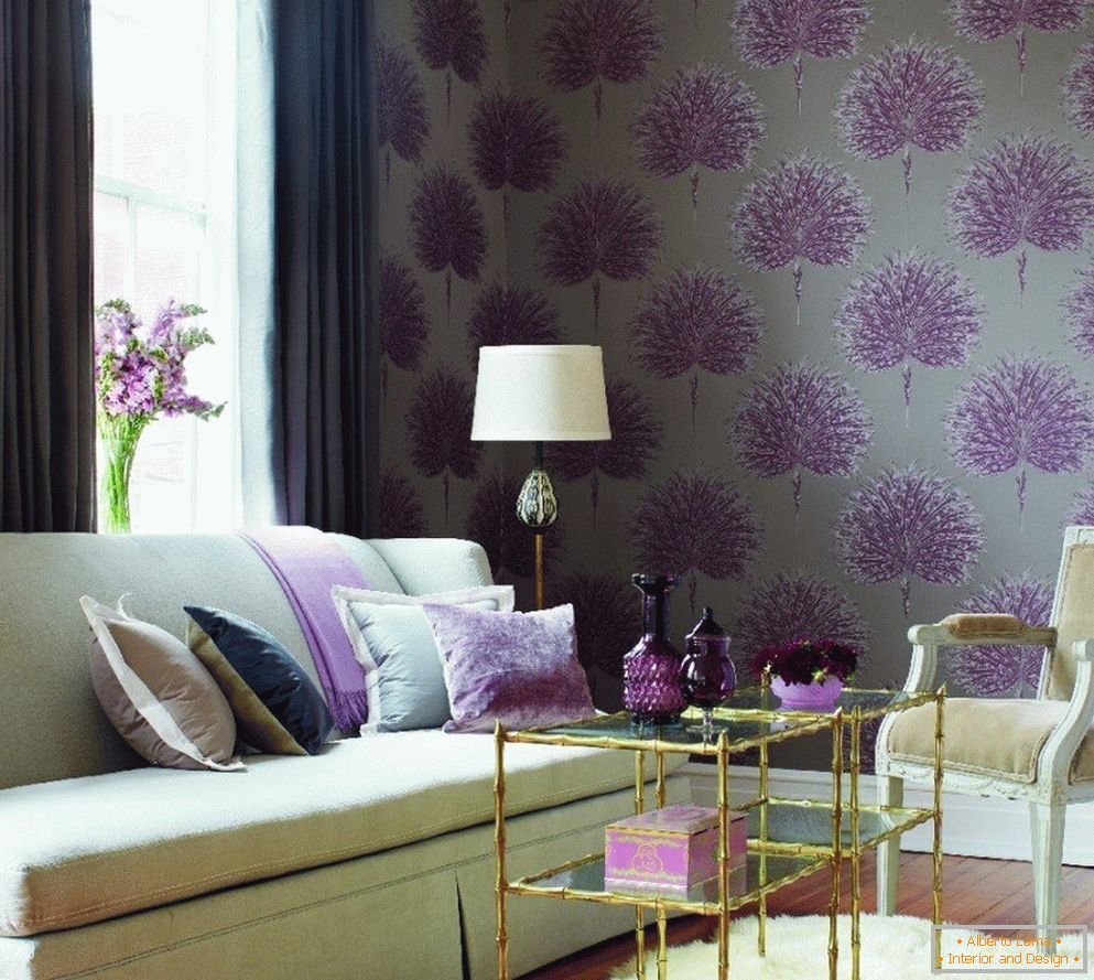 Dnevna soba z vijoličnimi detajli