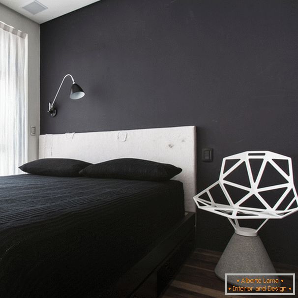 Zasnova majhne spalnice v črni barvi