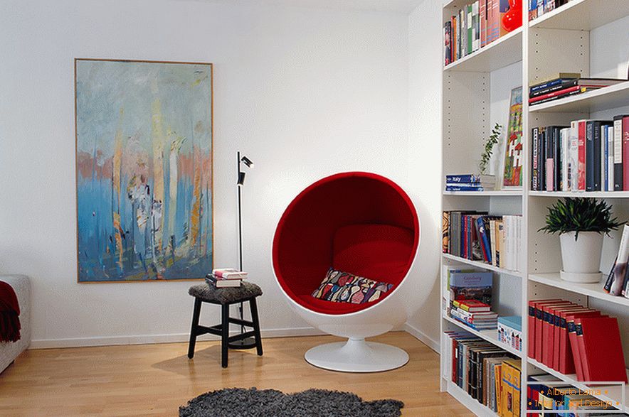 Okrogel stol in knjižni prt