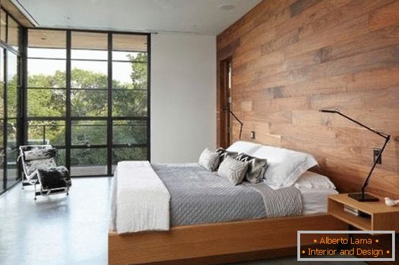 Možnosti za dekoriranje sten z lesom v notranjosti spalnice