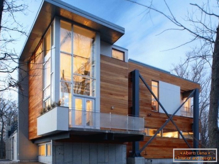 Lesene stene hiše so v visokotehnološkem slogu z elegantnimi plastičnimi panoramskimi okni.