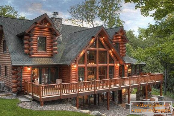 Luksuzne lesene hiše iz žarka na fotografiji
