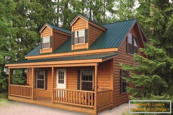 Obarvane lesene hiše - fotografija z zeleno streho