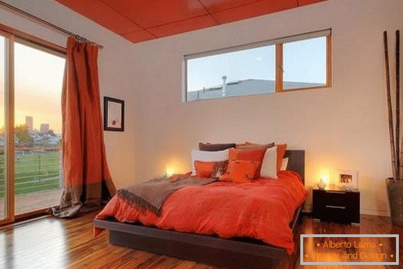 Svetlo rdeče zavese v notranjosti spalnice - fotografija