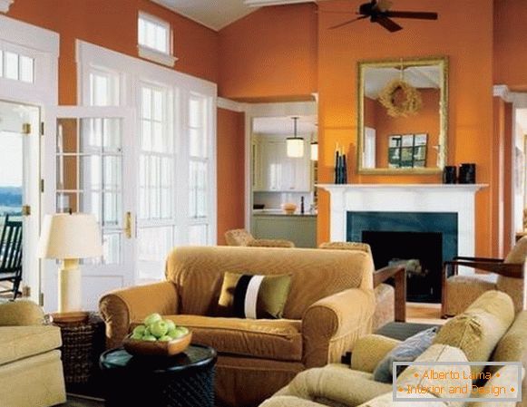 Oranžne stene v dnevni sobi