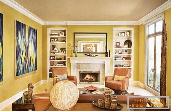 Elegantna dnevna soba z rumenimi stenami