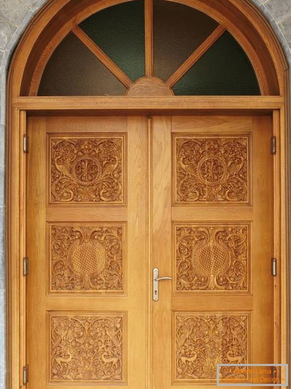 Sprednja vhodna vrata iz lesa