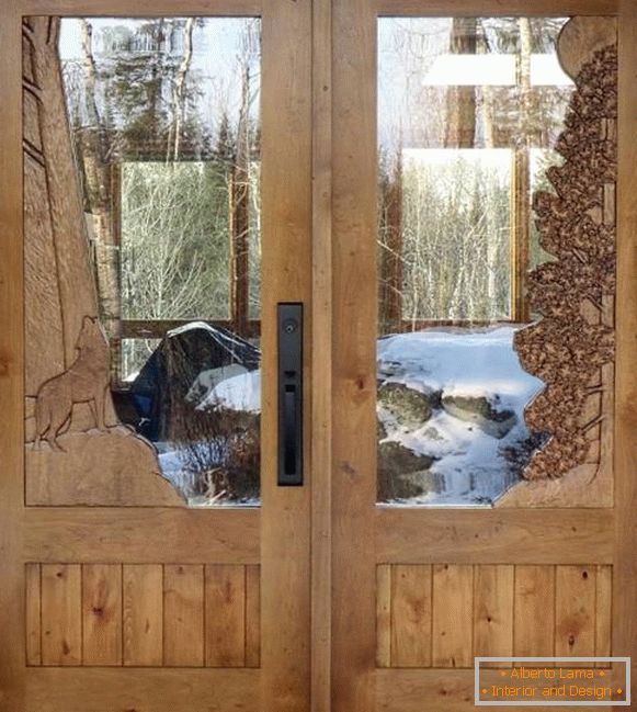 Lesena vrata z ročno izrezljanim vzorcem