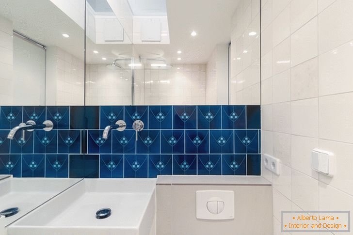 Modre ploščice na steni v kopalnici