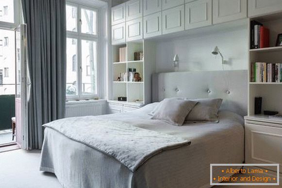 bela spalnica v modernem stilu z vgrajenim pohištvom