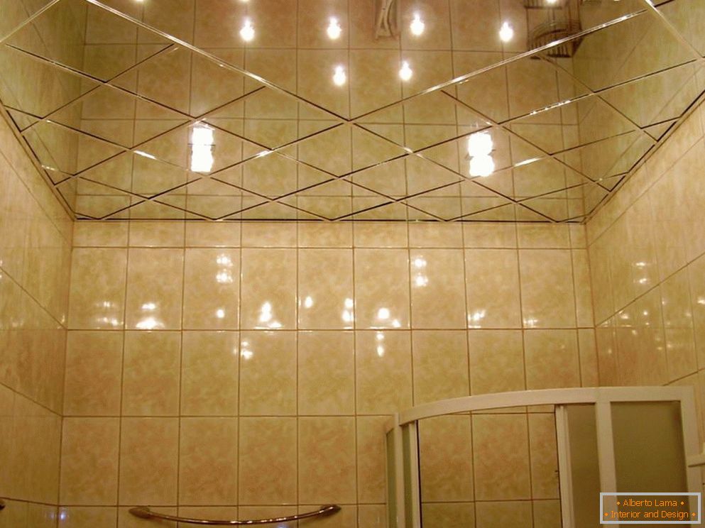 Ogledalo strop v kopalnici