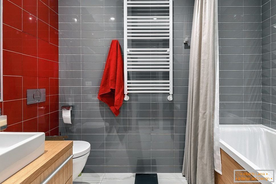 Rdeče-sive stene v kopalnici