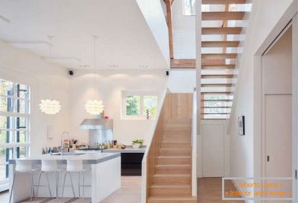 Oblikovanje in kuhinja notranjost v zasebni hiši z veliko oknom