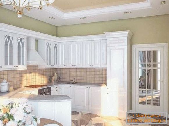 Notranjost majhne kuhinje v zasebni hiši - bela kuhinja v klasičnem slogu