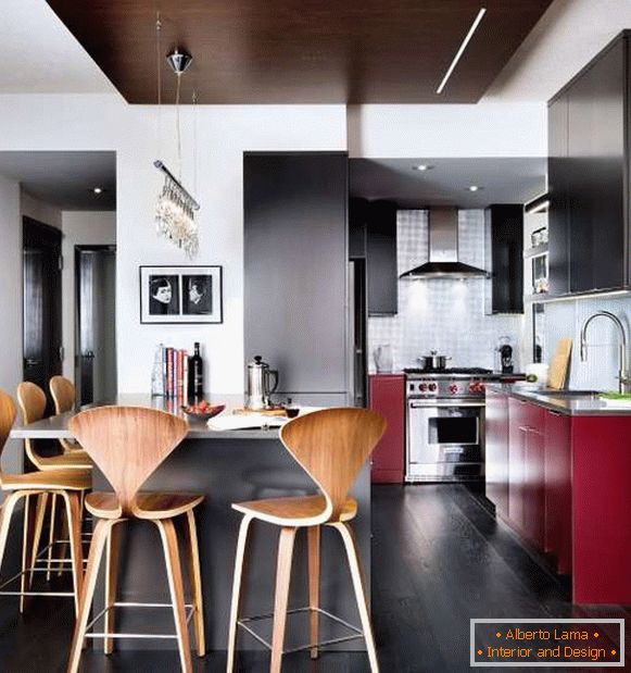 Notranjost majhne kuhinje v zasebni hiši je ideja za dekoracijo z lastnimi rokami