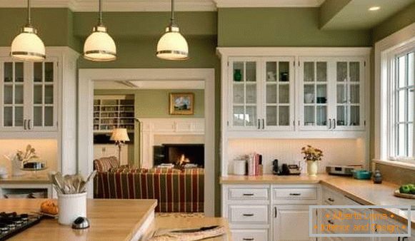 Dizajn in notranja kuhinja v zasebni hiši v zelenih barvah