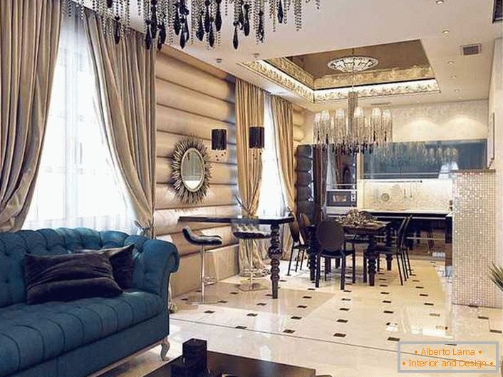 Pompezna notranjost apartmaja v slogu Art Deco je okrašena s težkimi zavesami iz gostega tkanina in stropne lestenke z ogromnim številom majhnih, tankih verig. 