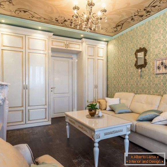 Elegantna zasnova v apartmaju s klasičnim pohištvom in pohištvom