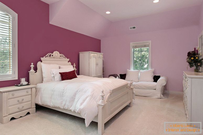 Deklezova roza spalnica v luksuznem primestnem domu
