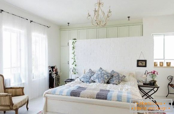 Svetla spalnica v slogu Provence in lepe barve