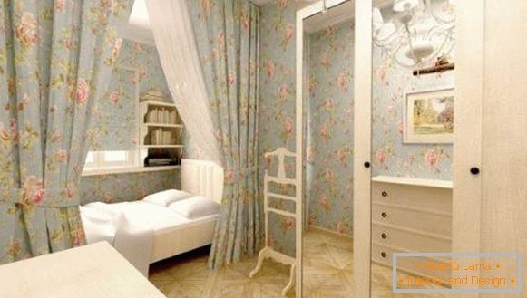 Omara v spalnici v slogu Provence z nihajnimi vrati