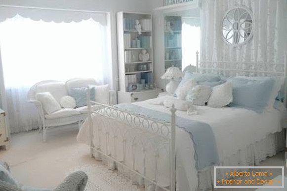 Bela-modra spalnica v slogu Provence - foto notranjost
