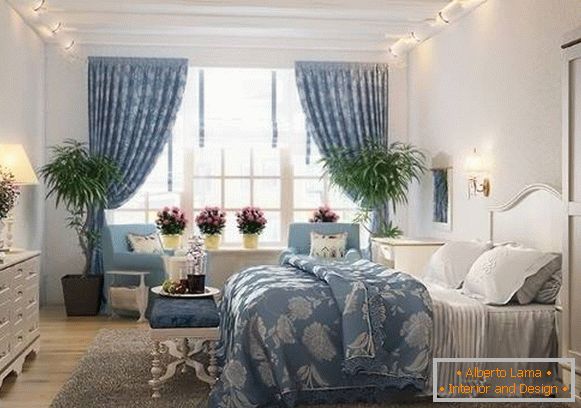 Romantična spalnica Provence - fotografija v beli in modri barvi