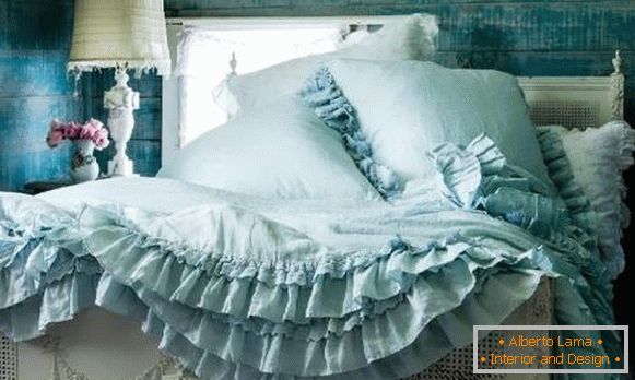 Dekor in dekoracija šibke šik v notranjosti spalnice v turkiznih barvah