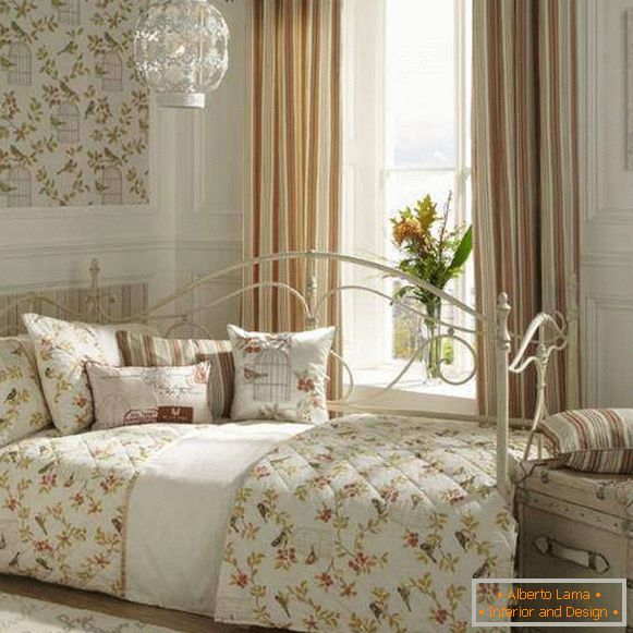 Elegantna oblika spalnice je eleganten eleganten kavč z kovanim železom