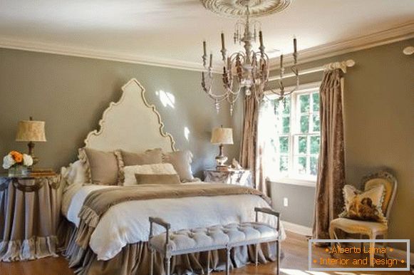Kombinacija klasičnega sloga in elegantne šik v spalnici