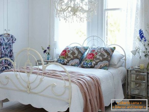 Cvetni vzorci v zasnovi spalnice v slogu Chebbi + Provence