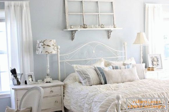 Modra spalnica v stilu elegantne šik