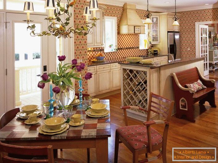 Country style je idealna, če gre za okrasitev kuhinjskega prostora. Majhna kuhinja v deželi v deželi slog je odlično mesto za topla družinska srečanja.