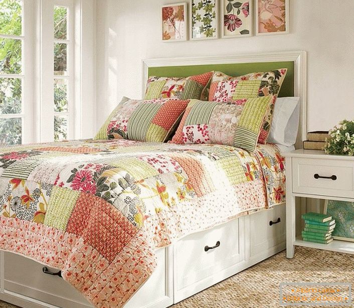V skladu s slogom države so izbrani dekorativni elementi za spalnico. Blazine in Plaid v slogu
